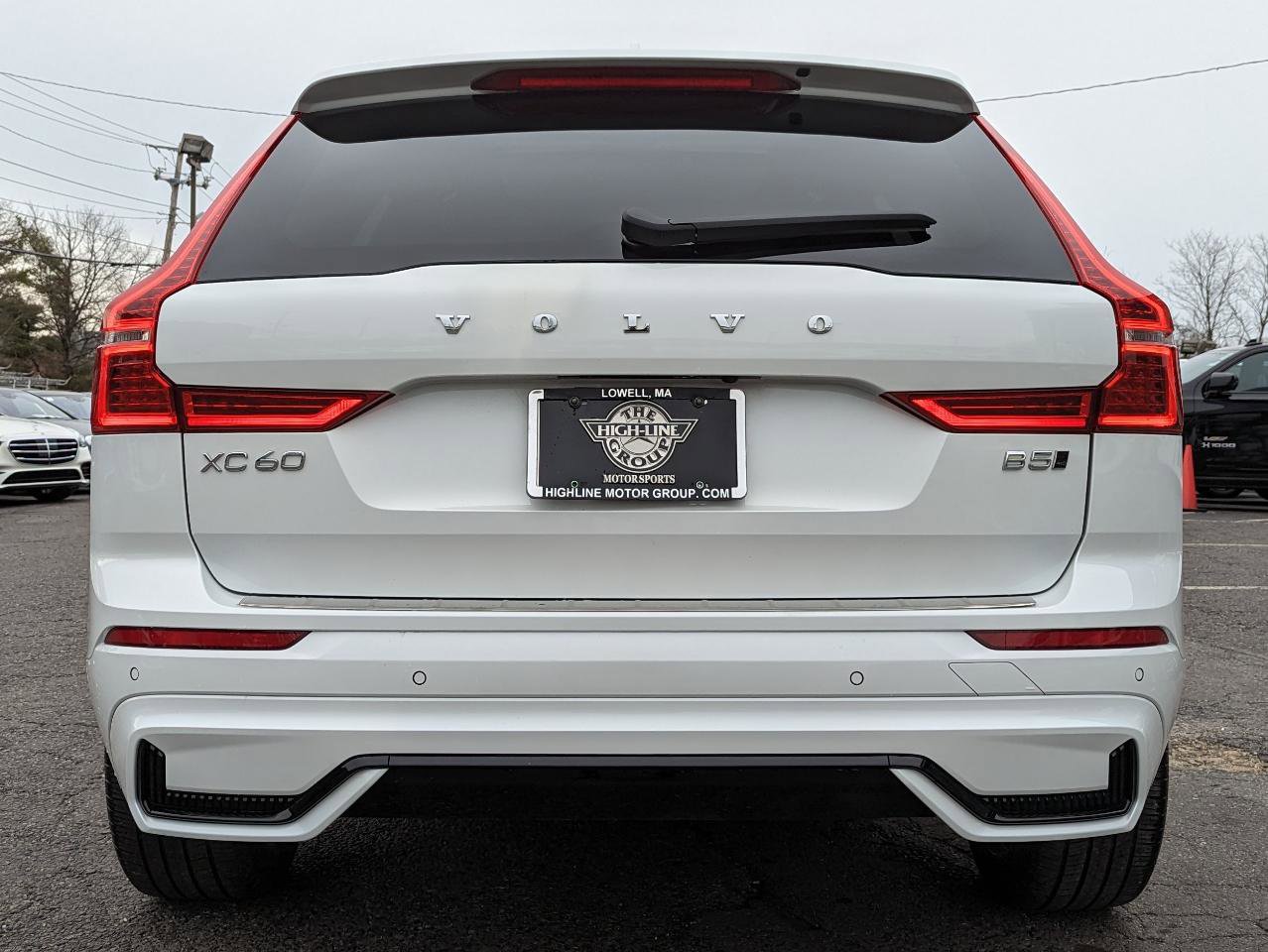 Used 2022 Volvo XC60 B5 R-Design w/ Advanced Package image 9