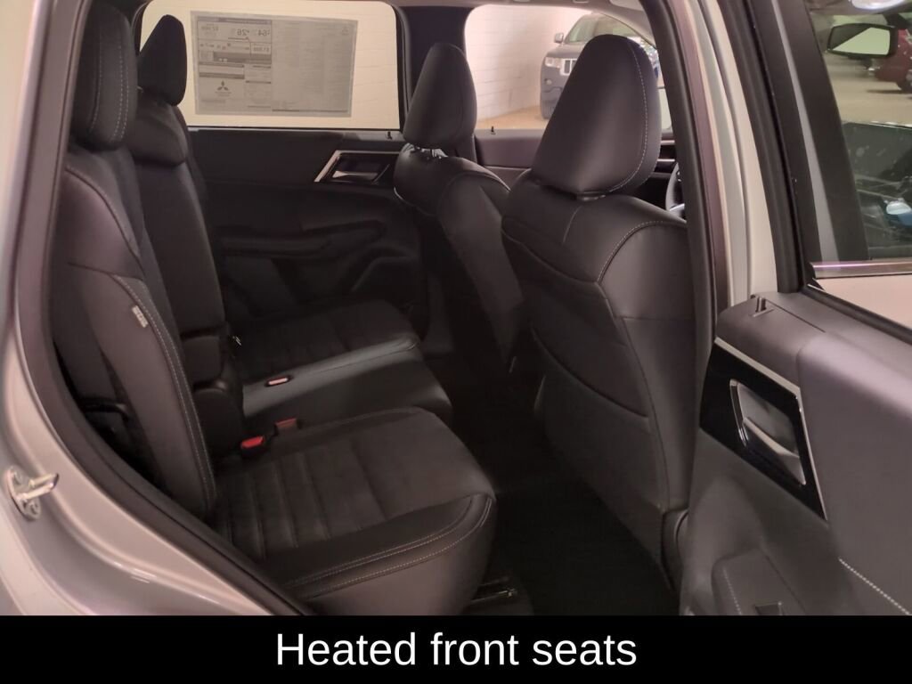 New 2025 Mitsubishi Outlander SE image 12