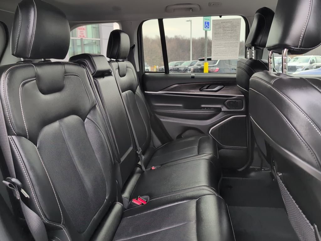 Used 2023 Jeep Grand Cherokee Limited w/ Luxury Tech Group II image 15