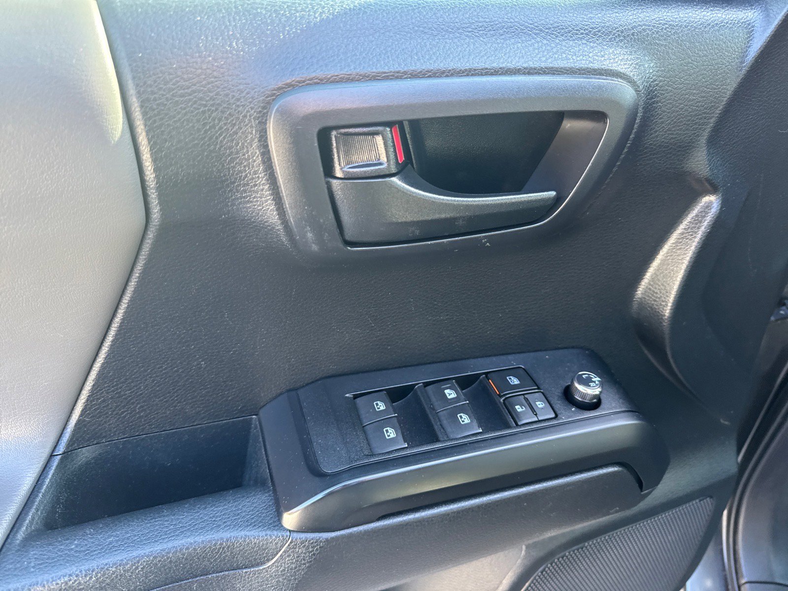 Used 2018 Toyota Tacoma SR image 7