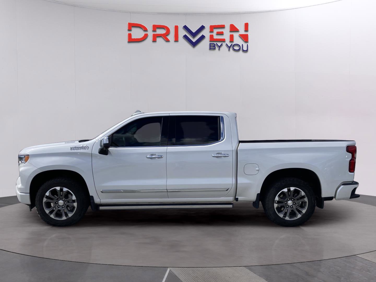 Used 2024 Chevrolet Silverado 1500 High Country w/ Technology Package image 3