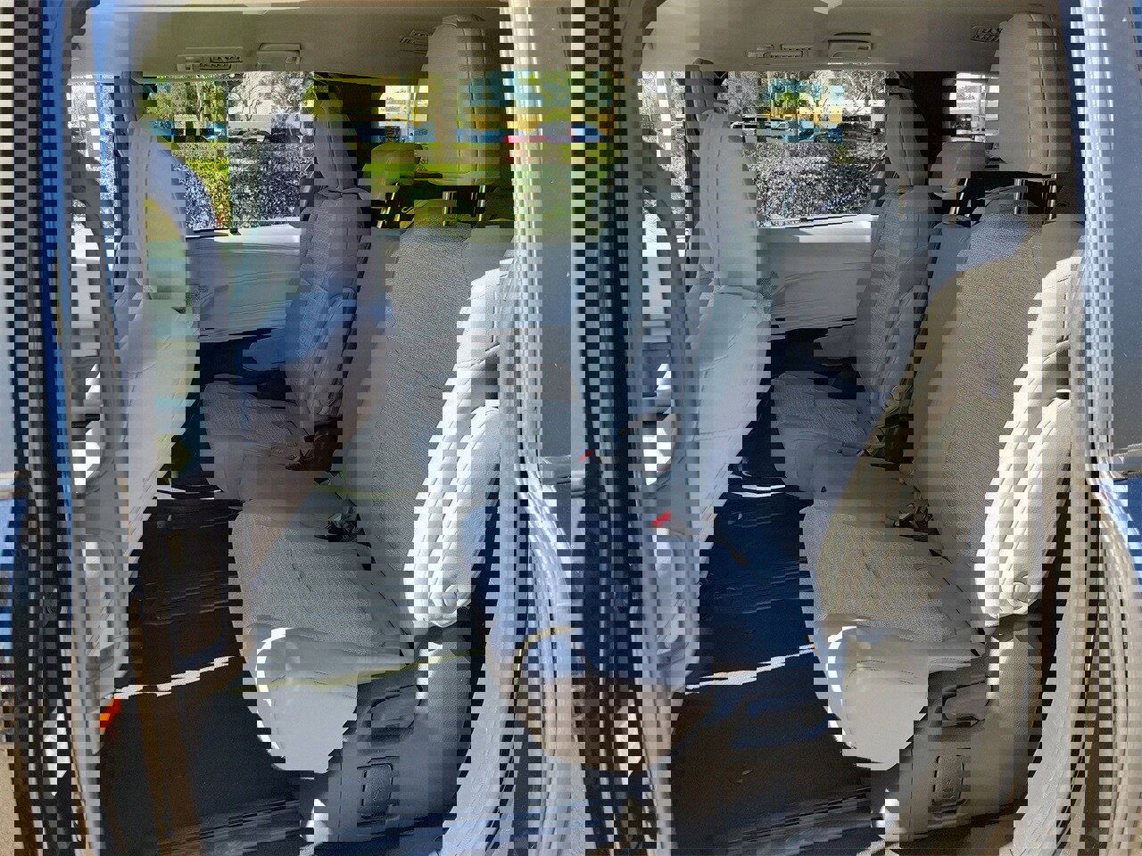 Used 2025 Toyota Sienna LE image 10