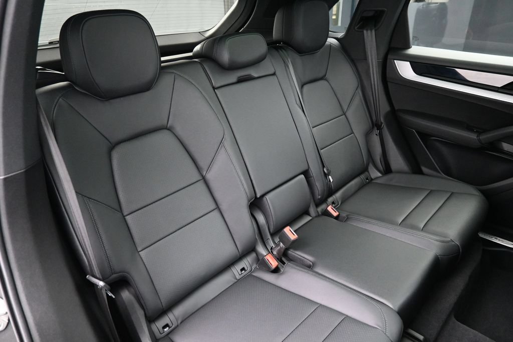 Certified 2024 Porsche Cayenne AWD/4WD image 27