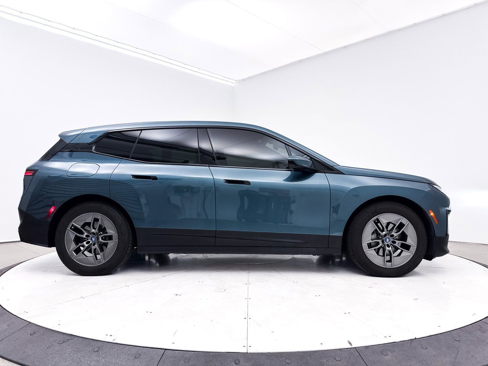 Used 2022 BMW iX xDrive50 w/ Premium Package image 37