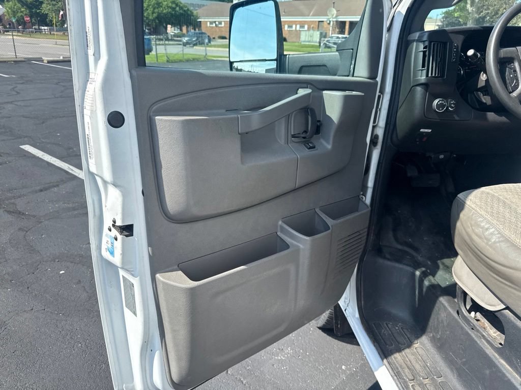 Used 2017 Chevrolet Express 3500 RWD image 10