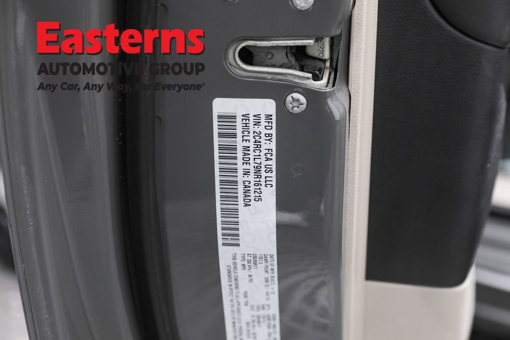 Used 2022 Chrysler Pacifica Touring-L image 36