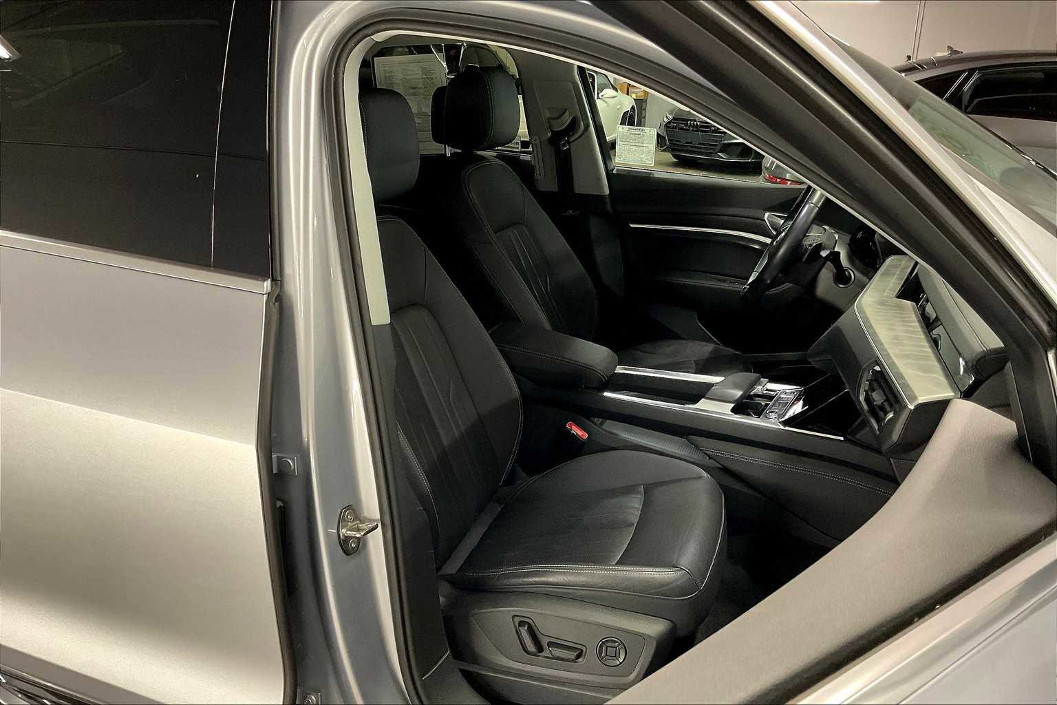 Certified 2022 Audi e-tron Premium Plus w/ Premium Plus Package image 10