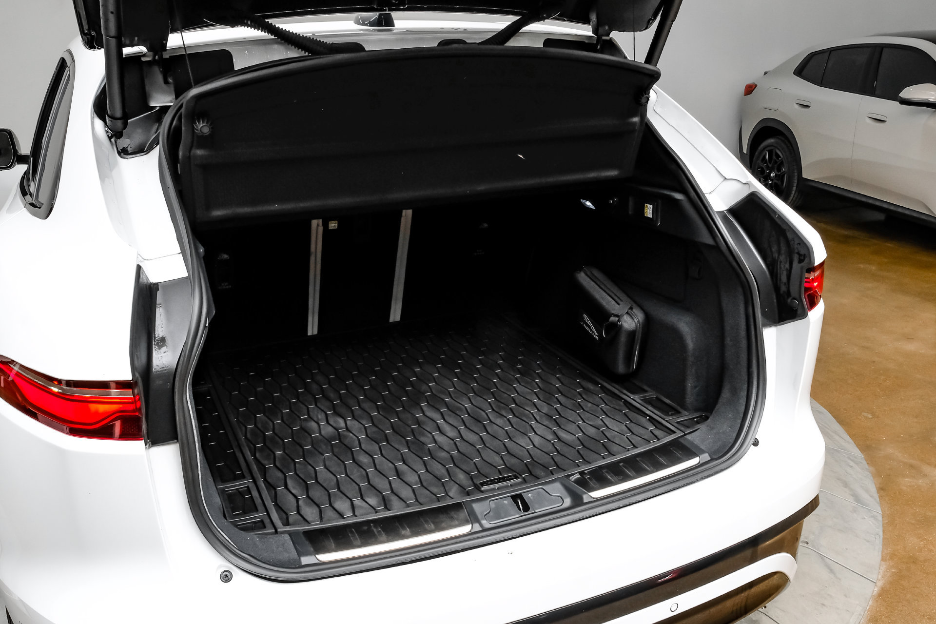 Used 2024 Jaguar F-PACE R-Dynamic S AWD/4WD image 56