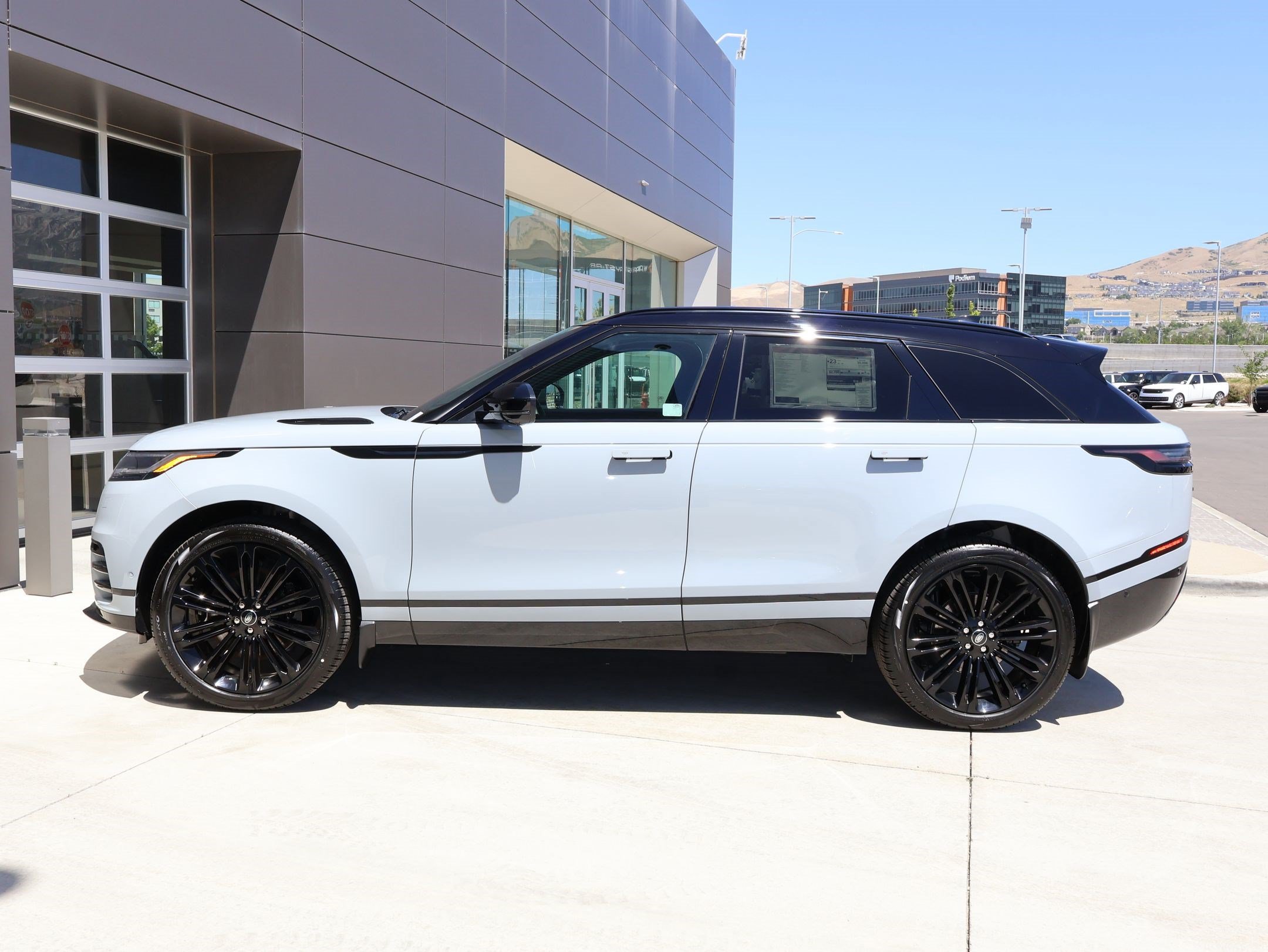 New 2026 Land Rover Range Rover Velar Dynamic SE AWD/4WD image 9