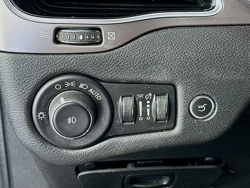 Used 2020 Jeep Cherokee Limited image 10