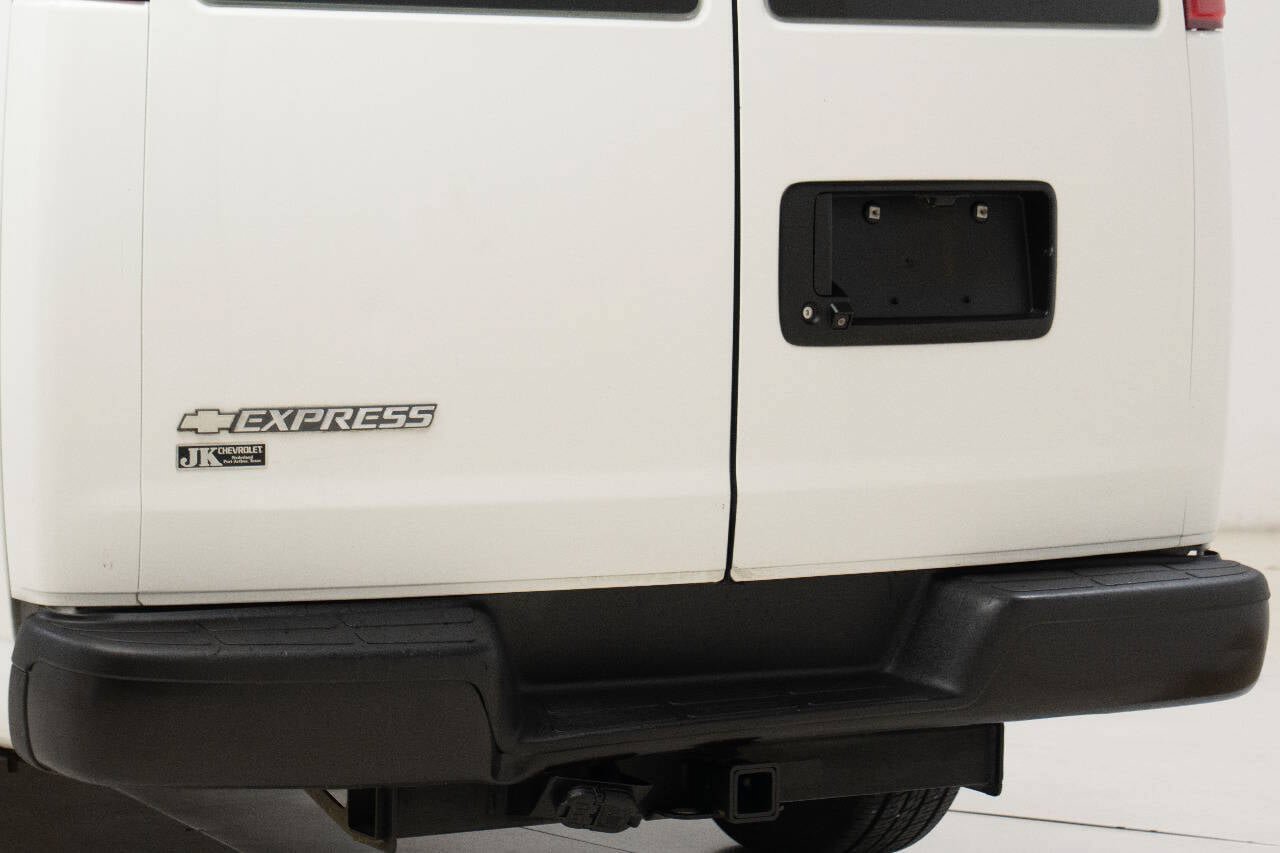 Used 2017 Chevrolet Express 2500 Extended RWD image 13