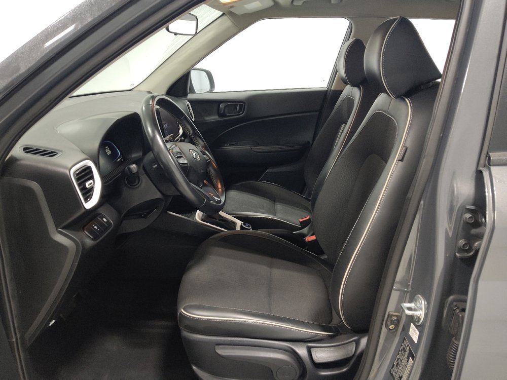 Used 2025 Hyundai Venue Limited FWD image 17