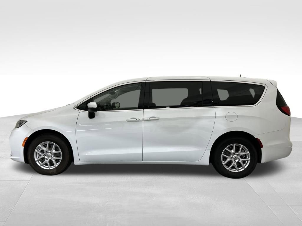 Used 2023 Chrysler Pacifica Touring-L video 2