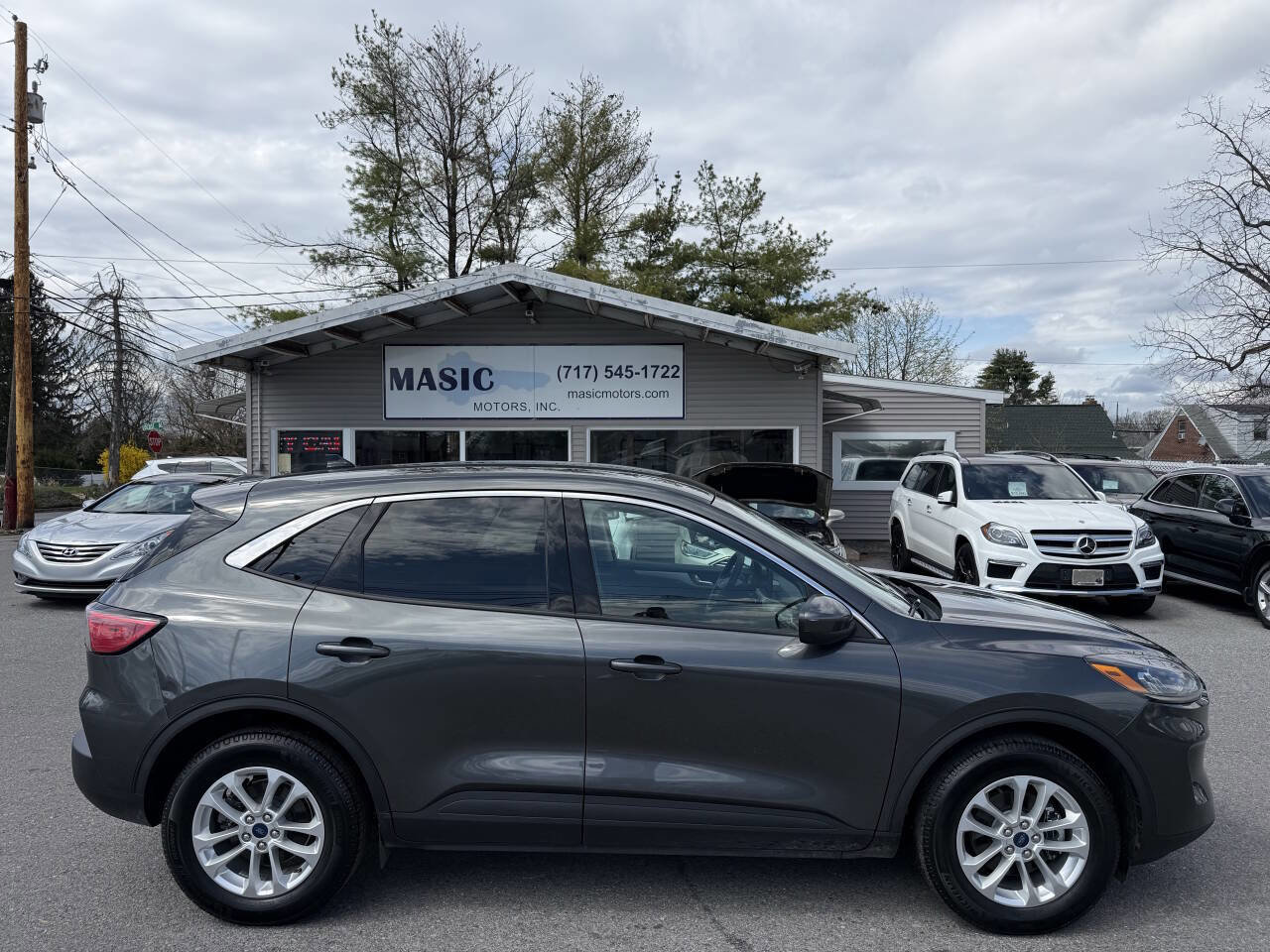 Used 2020 Ford Escape SE image 3
