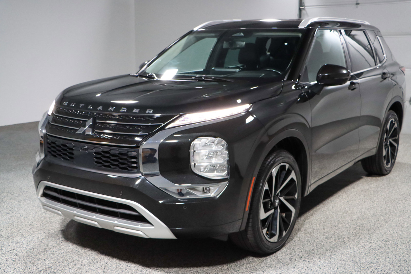 Used 2023 Mitsubishi Outlander SEL image 32