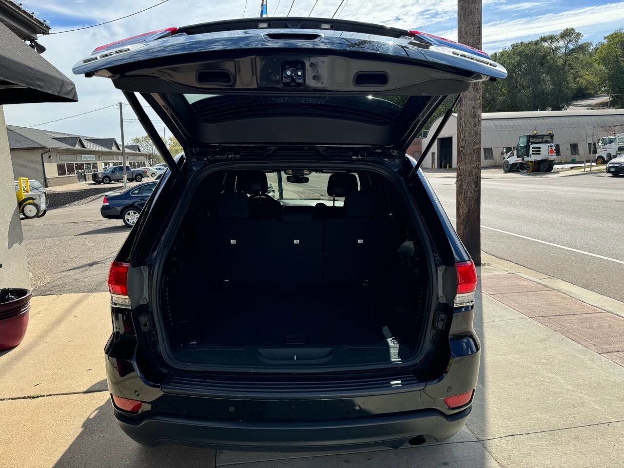 Used 2017 Jeep Grand Cherokee Laredo w/ Quick Order Package 23E image 7