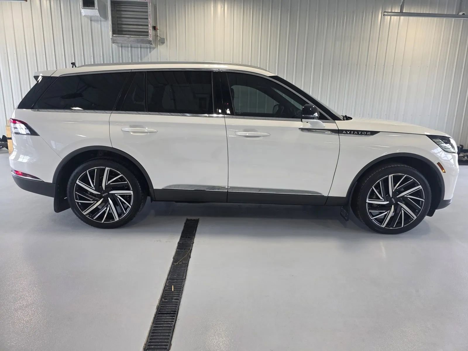 Used 2025 Lincoln Aviator Reserve w/ Equipment Group 201A image 2