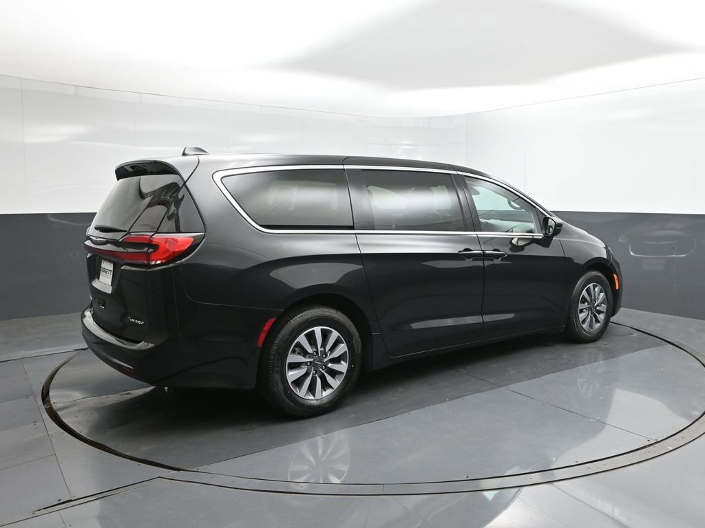 Used 2023 Chrysler Pacifica Touring-L image 11