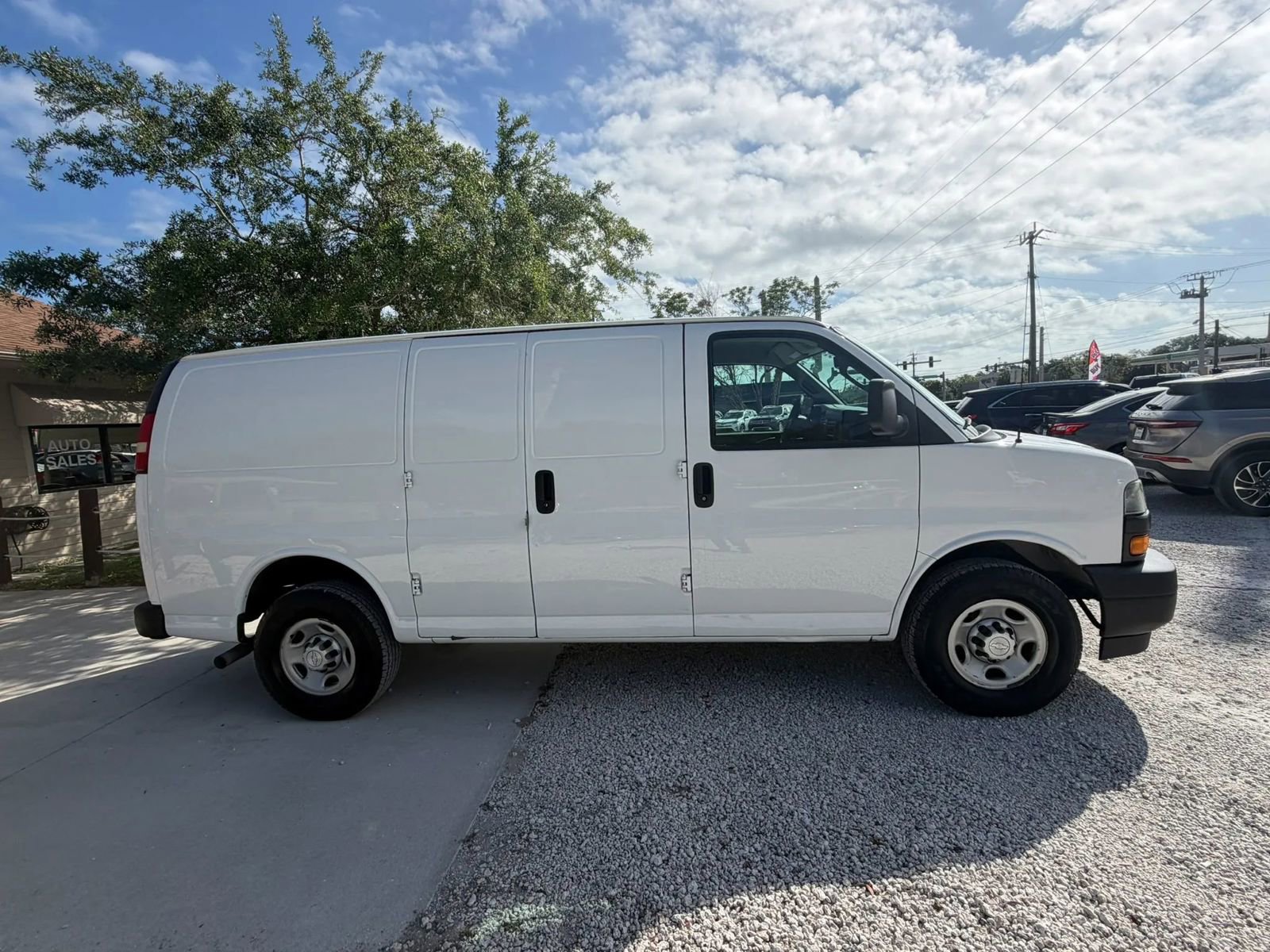Used 2018 Chevrolet Express 2500 image 3