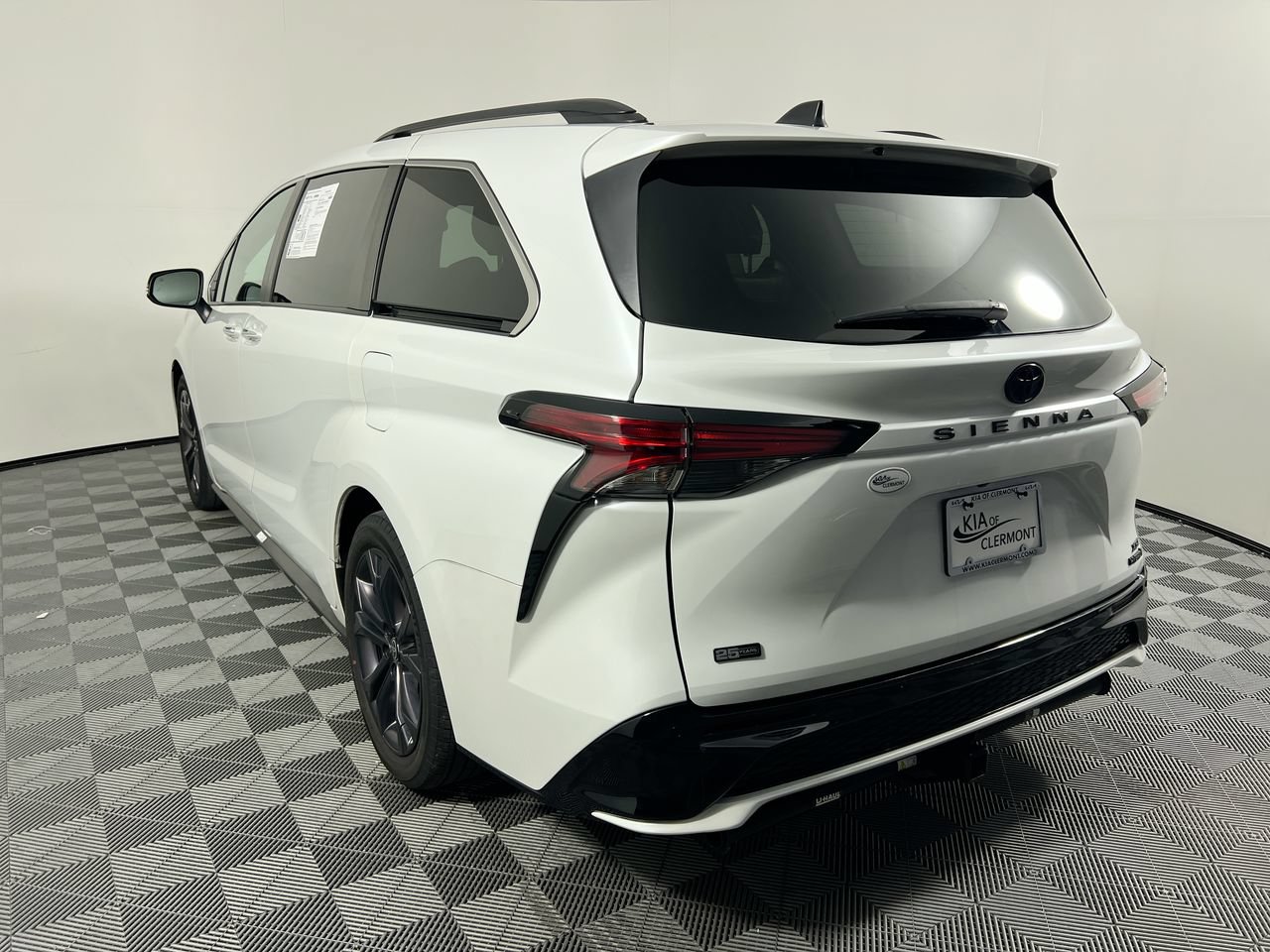 Used 2023 Toyota Sienna XSE FWD image 5