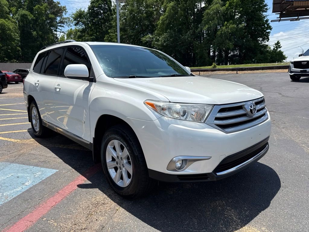 Used 2012 Toyota Highlander SE w/ Tow Pkg FWD image 3