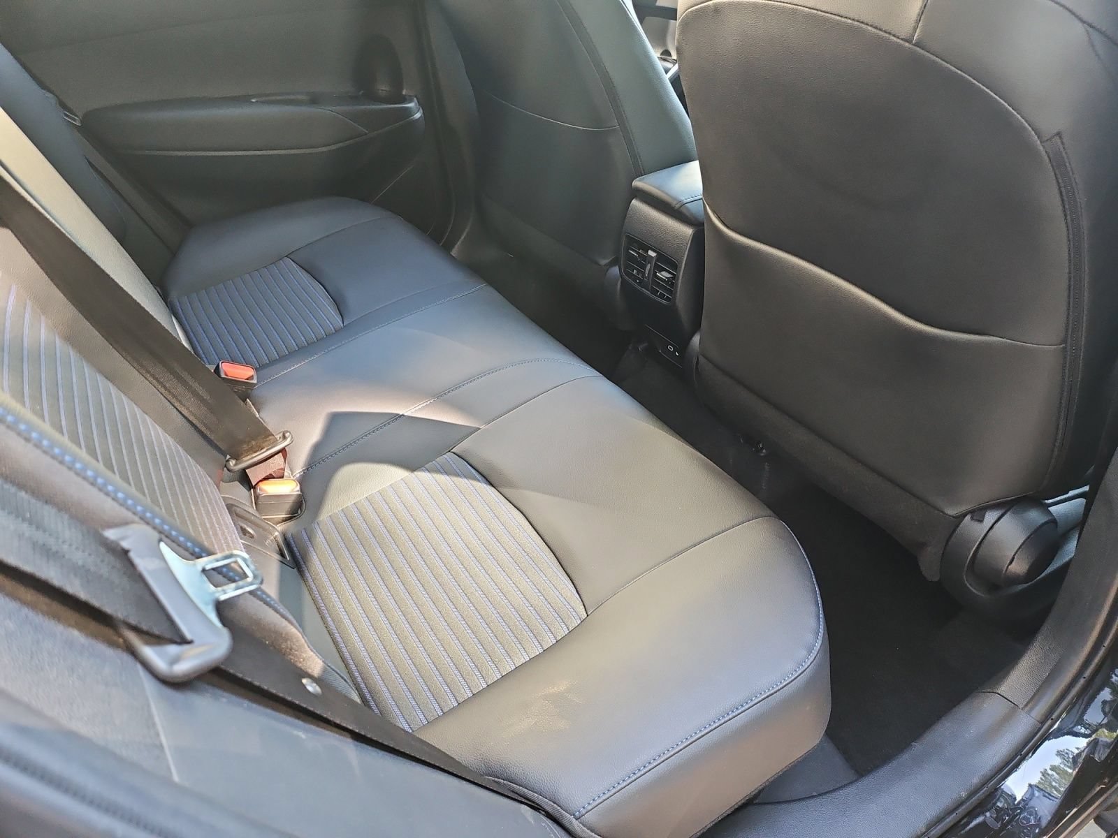 Used 2025 Toyota Corolla Cross AWD Hybrid w/ Convenience Package image 32