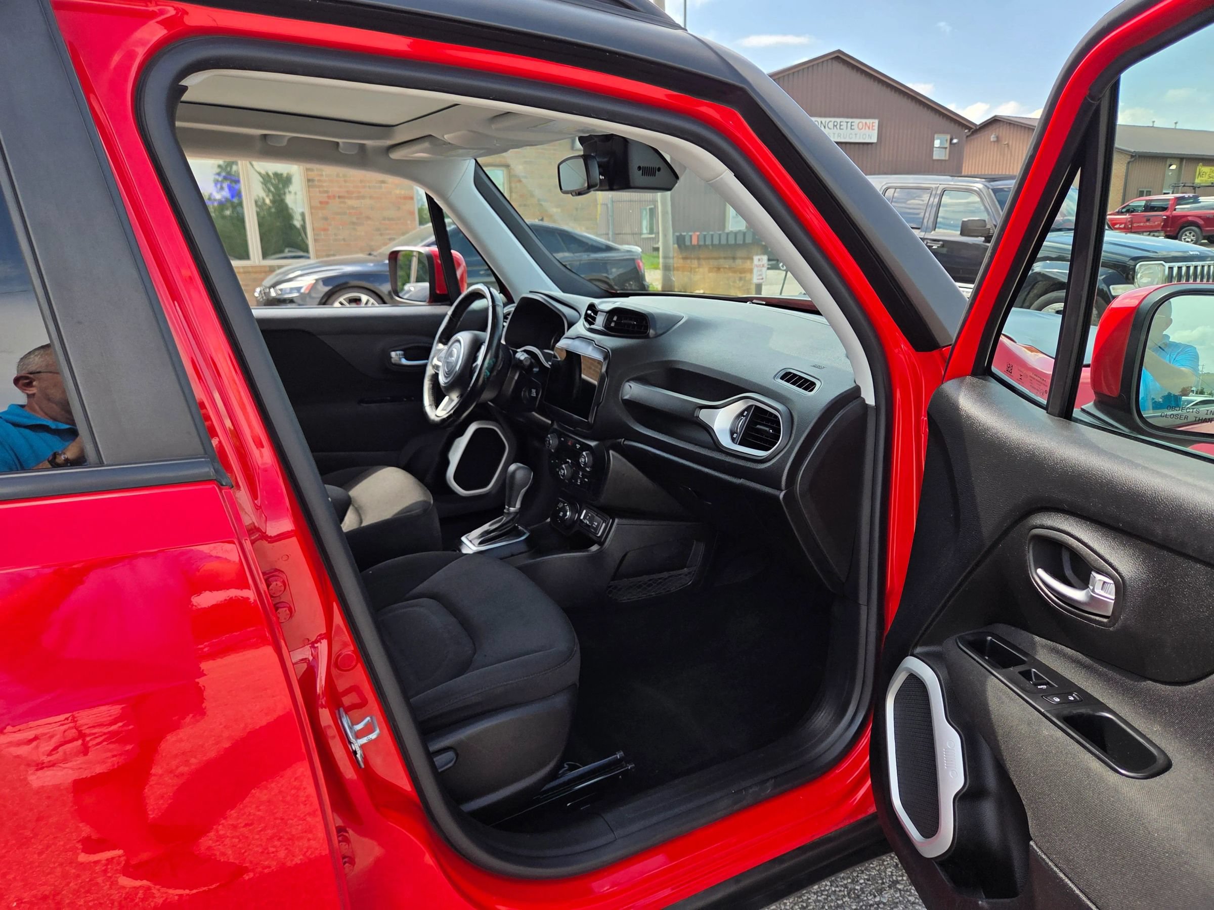 Used 2018 Jeep Renegade Latitude w/ Cold Weather Group AWD/4WD image 21