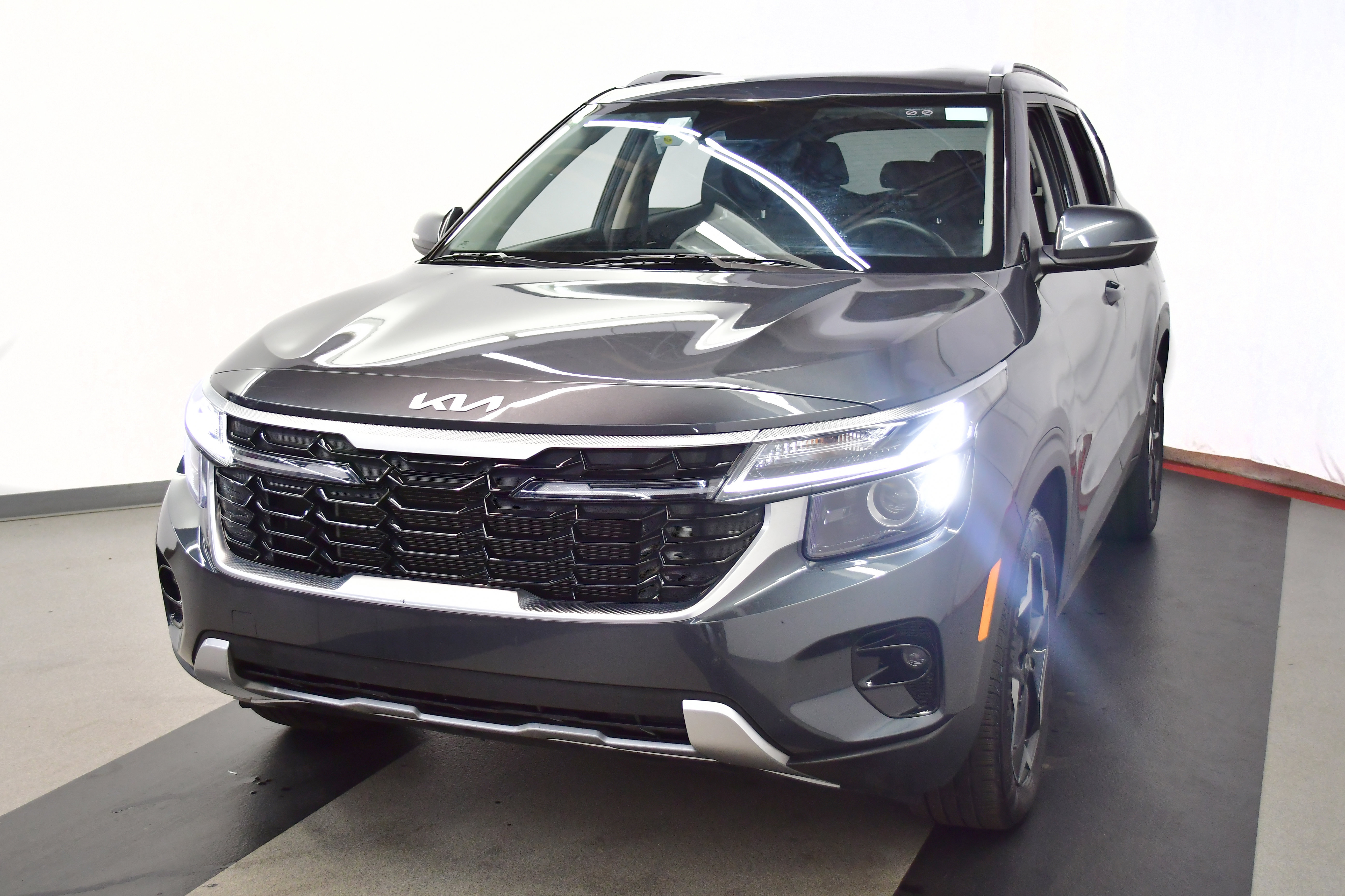 Used 2025 Kia Seltos S image 4