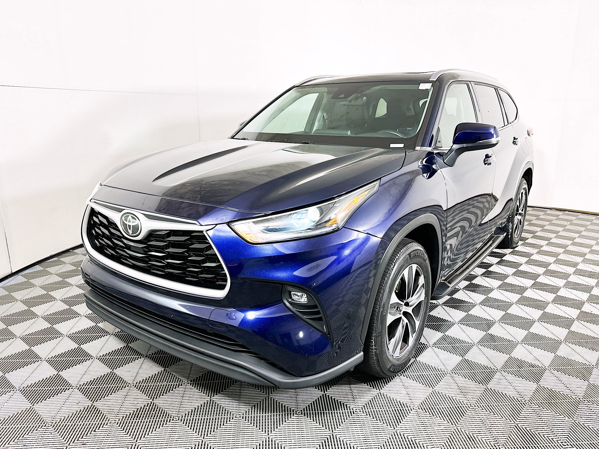 Used 2021 Toyota Highlander XLE FWD image 7