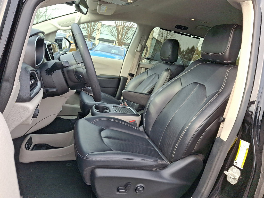 Used 2024 Chrysler Pacifica Touring-L image 23