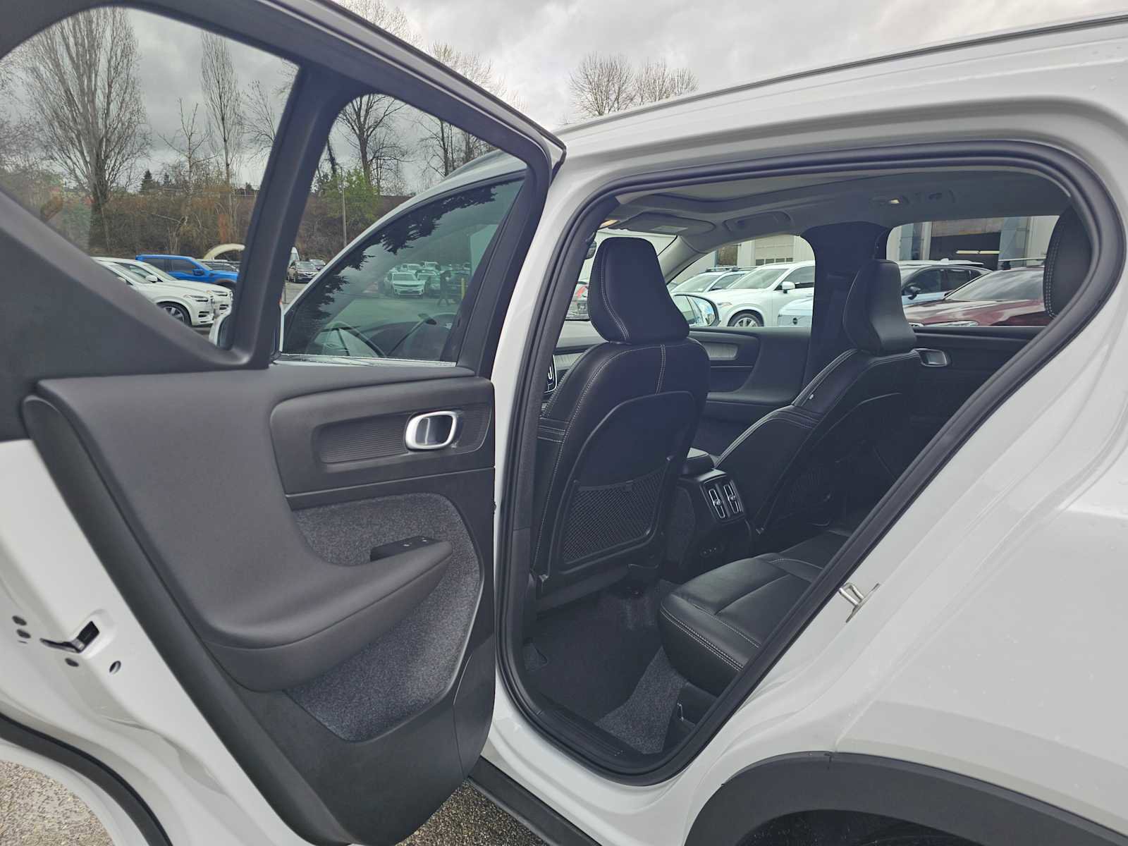 Used 2025 Volvo XC40 B5 Core w/ Protection Package Premier image 16