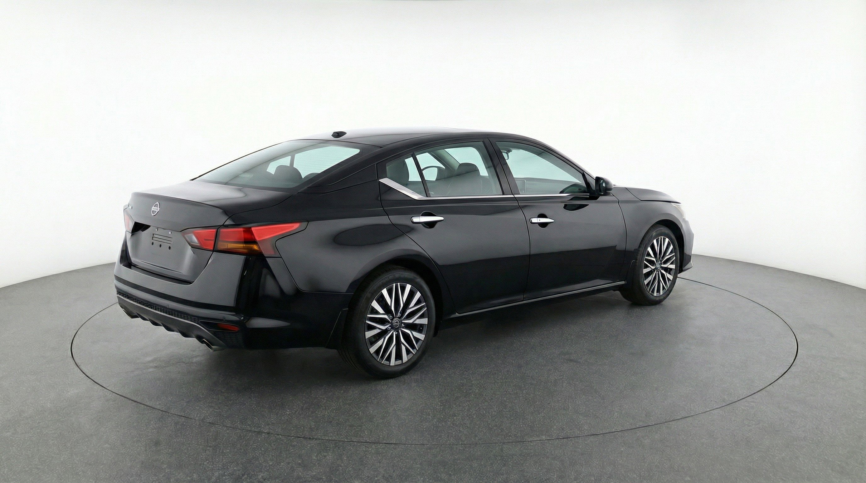 Used 2025 Nissan Altima 2.5 SV image 9