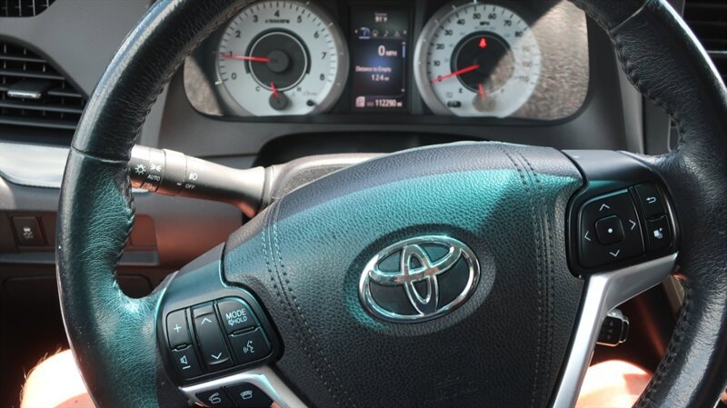 Used 2017 Toyota Sienna SE Premium FWD image 17