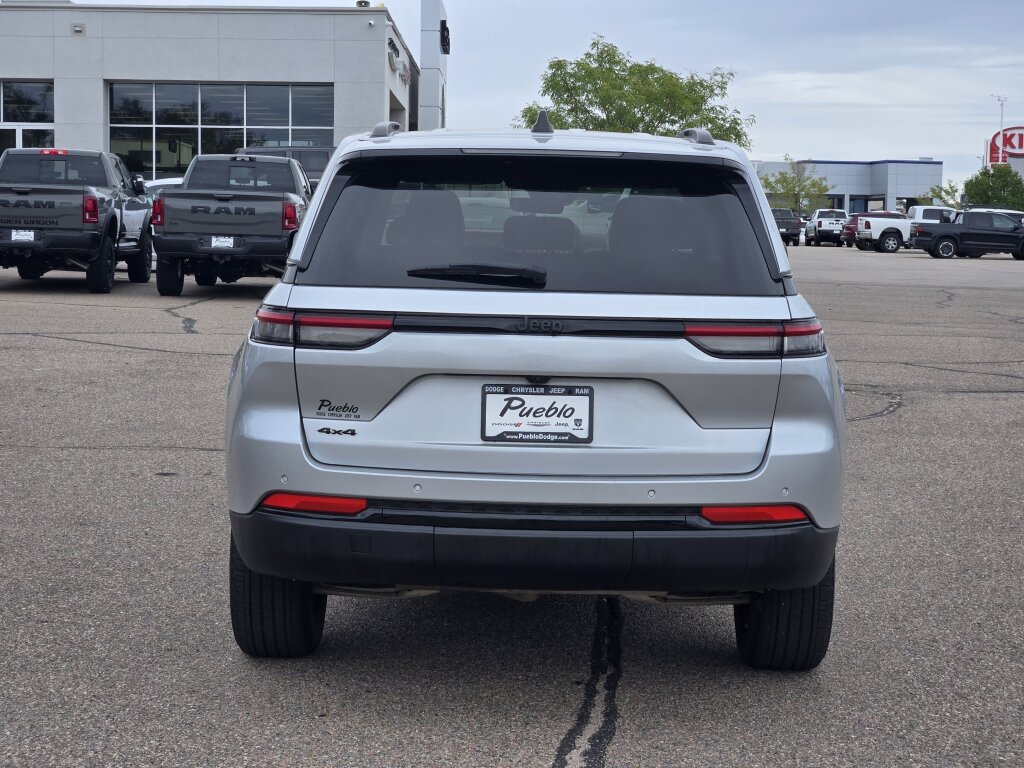 Used 2025 Jeep Grand Cherokee Altitude AWD/4WD image 4