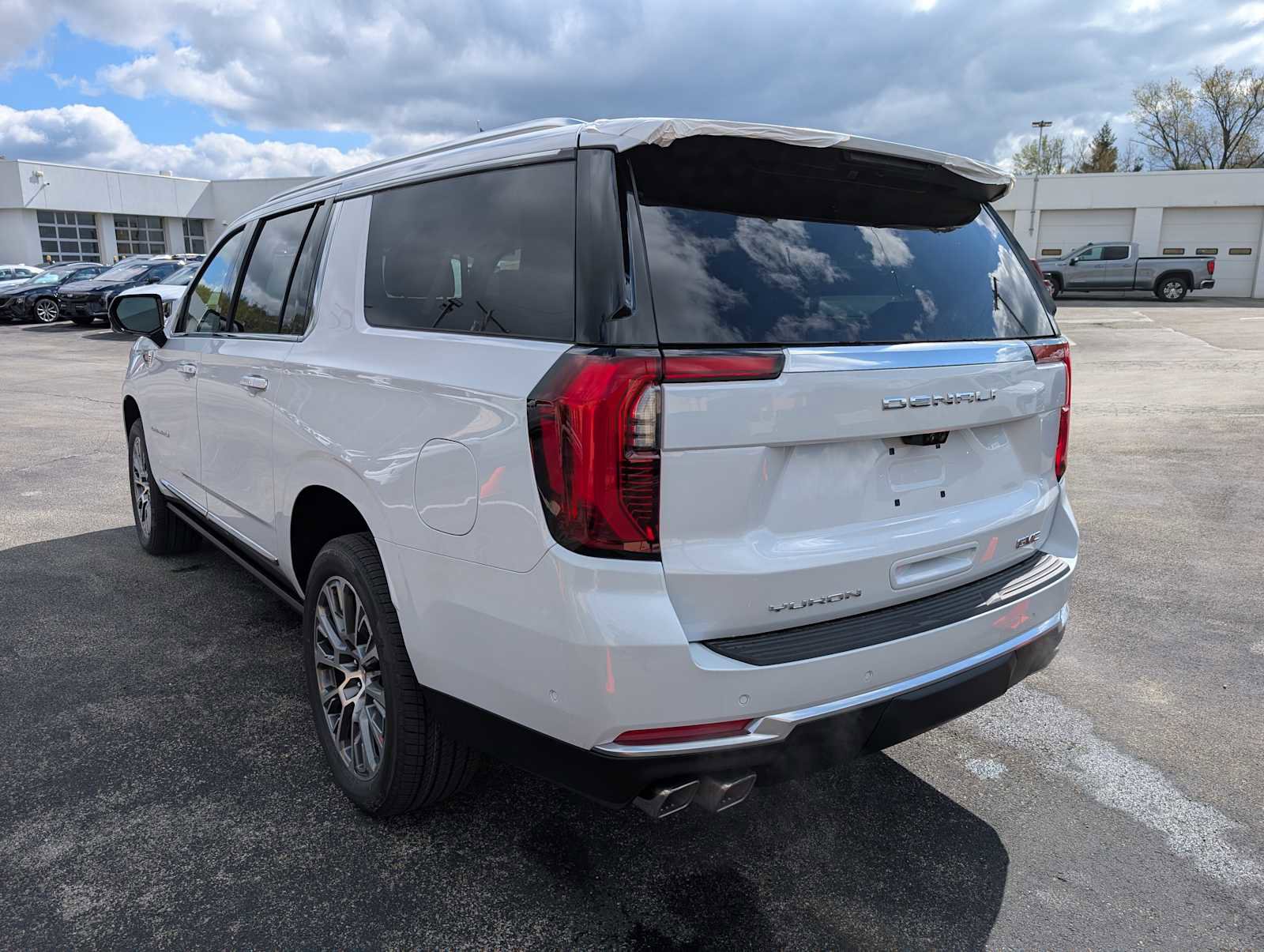 New 2026 GMC Yukon XL Denali w/ Denali Reserve Package AWD/4WD image 10