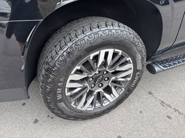 Used 2025 Chevrolet Suburban Z71 image 9