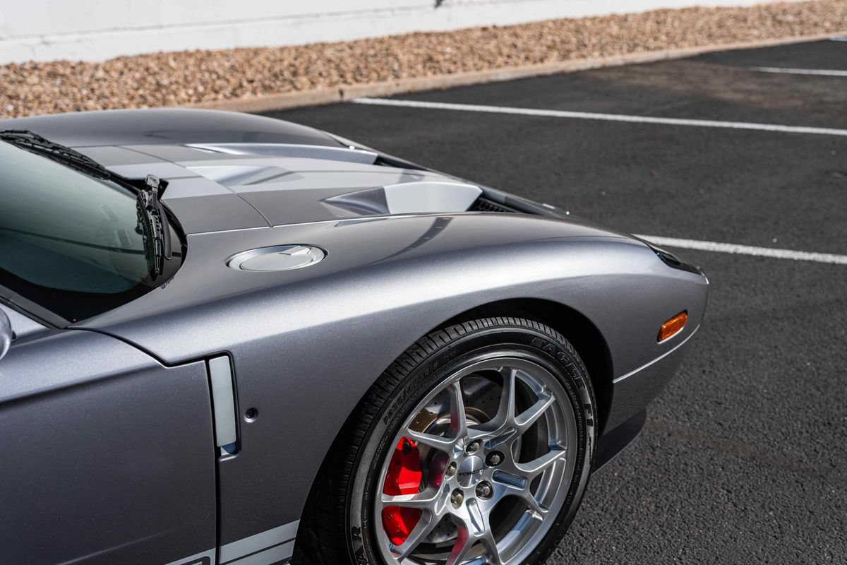Used 2006 Ford GT RWD image 10