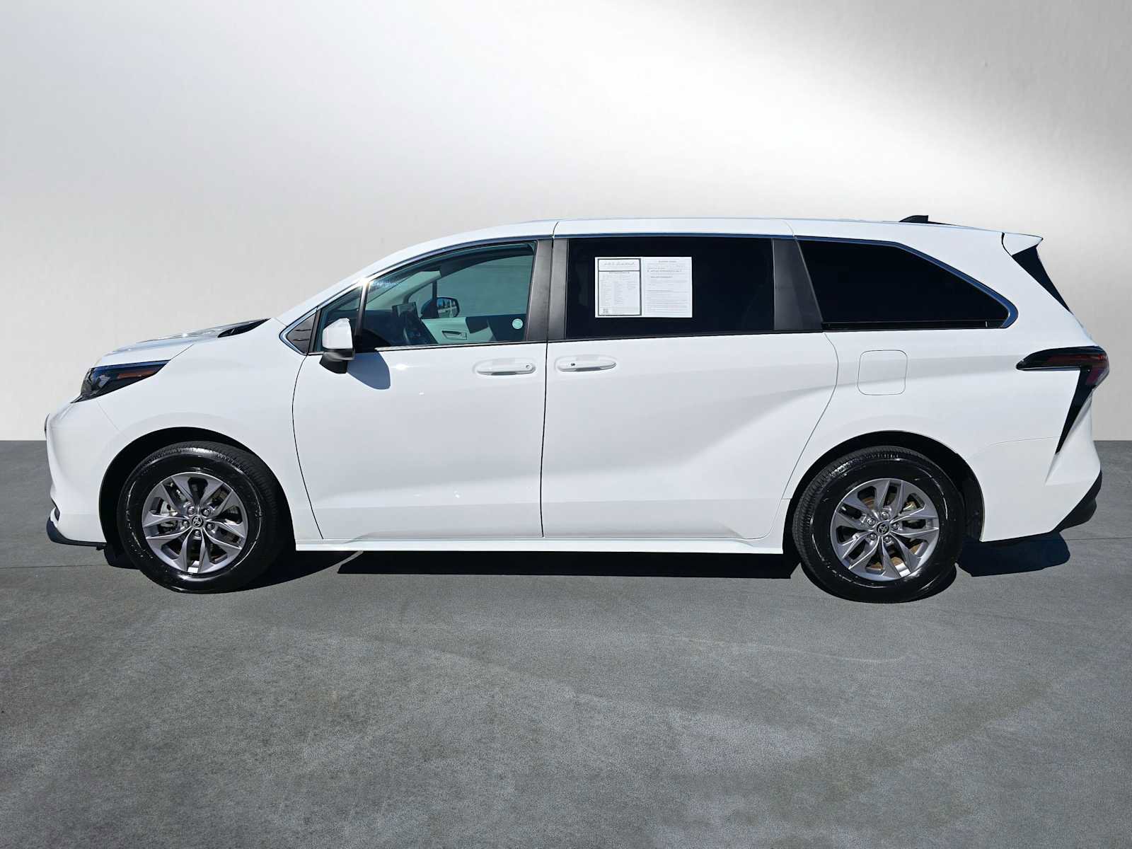 Certified 2025 Toyota Sienna LE FWD image 6