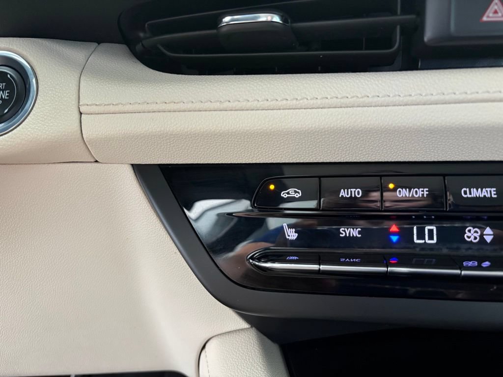 Used 2021 Buick Envision Essence FWD image 11