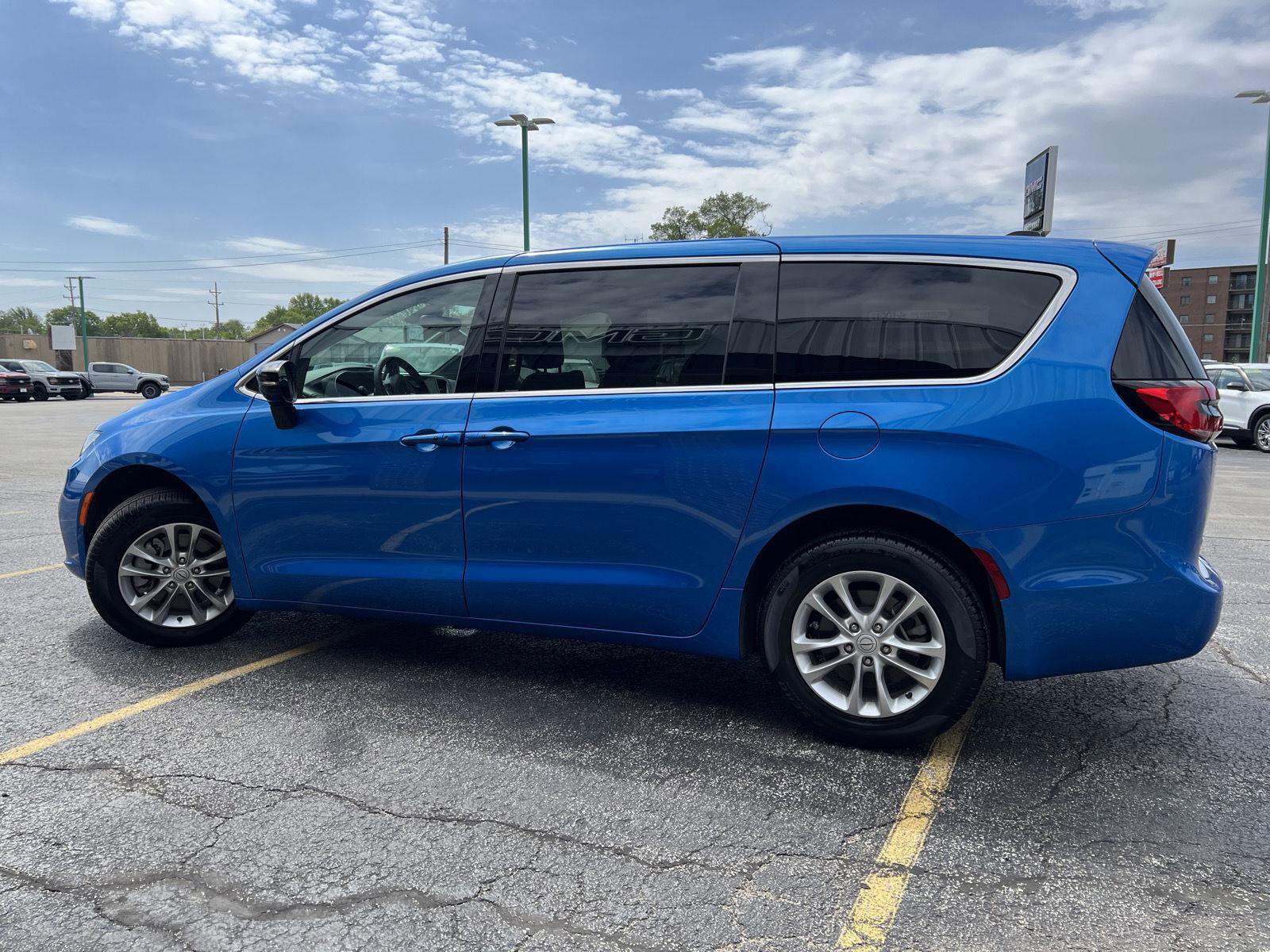 Used 2026 Chrysler Pacifica Select AWD/4WD image 10