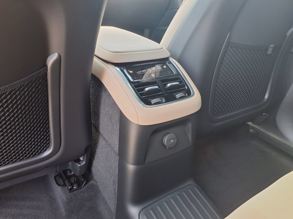 New 2026 Volvo XC90 T8 Plus w/ Protection Package Premier AWD/4WD image 19