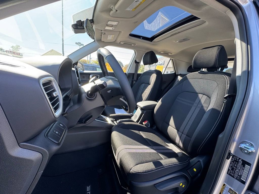 New 2025 Hyundai Venue SEL image 18