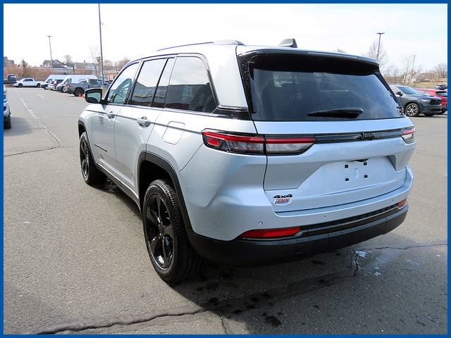 Used 2023 Jeep Grand Cherokee Altitude AWD/4WD image 5