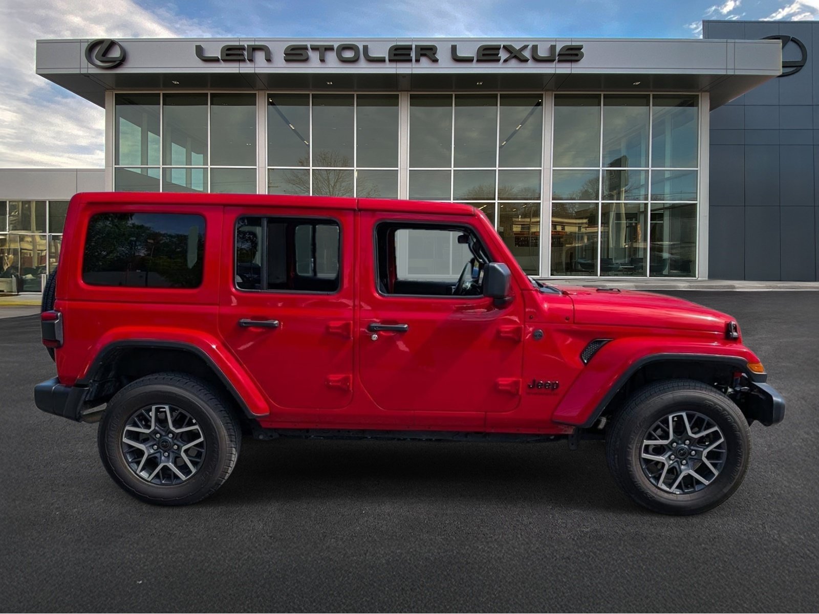 Used 2025 Jeep Wrangler Unlimited Sahara AWD/4WD image 2