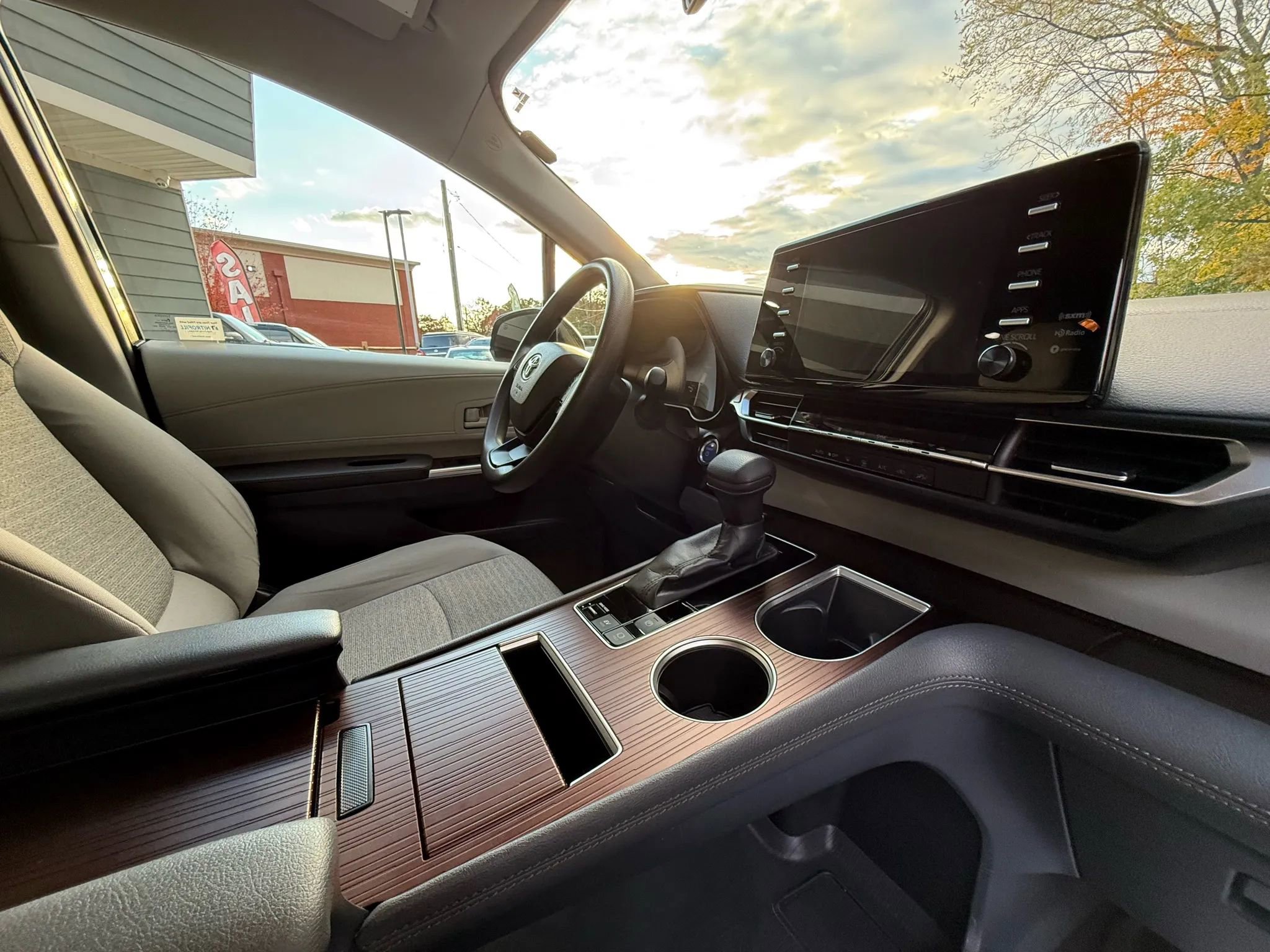 Used 2022 Toyota Sienna LE image 29