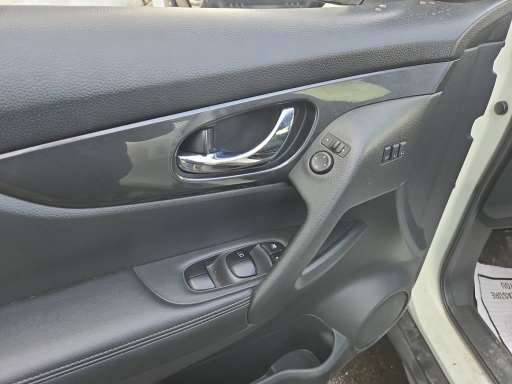 Used 2018 Nissan Rogue SV w/ Premium Package image 11