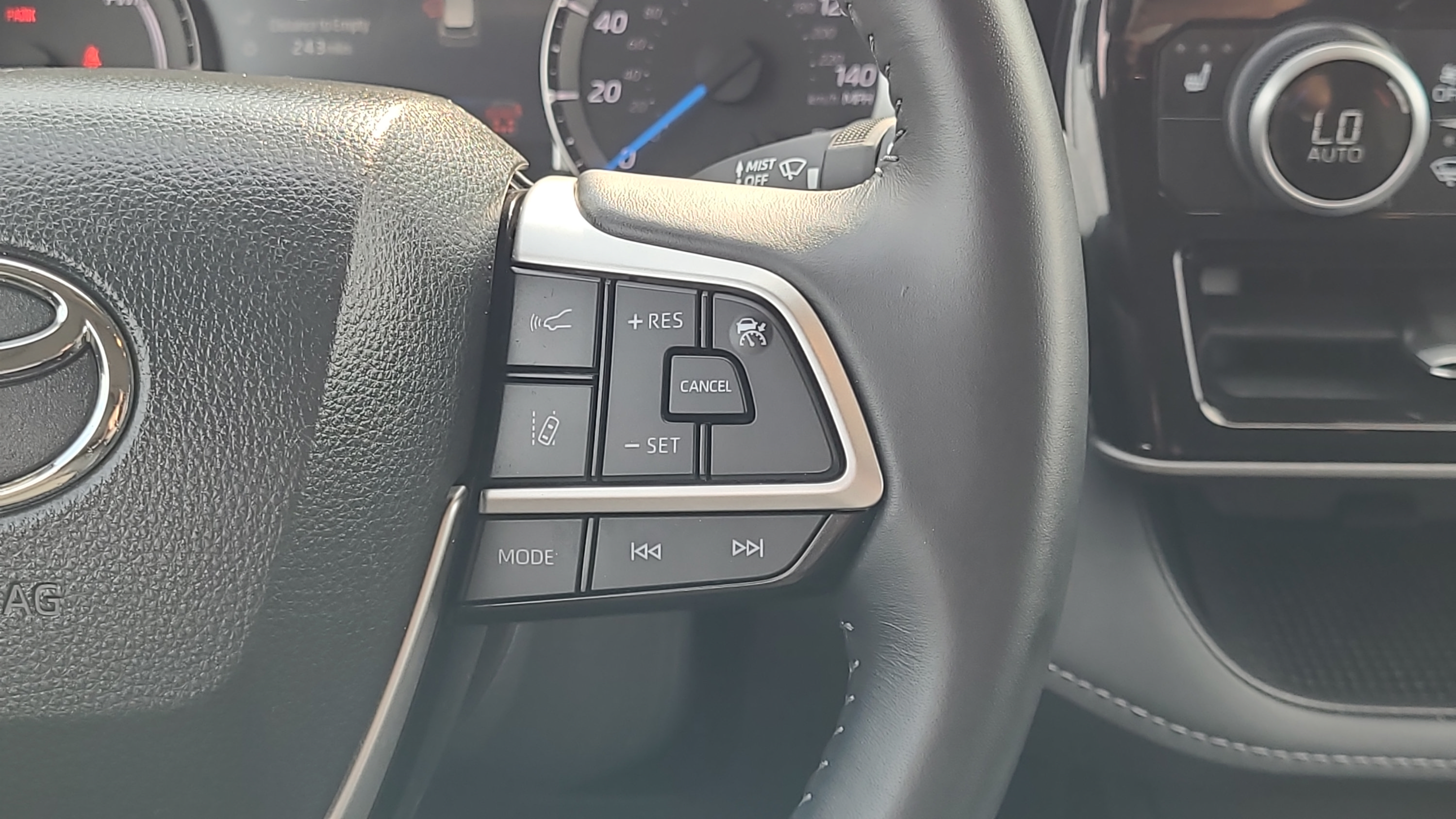 Used 2024 Toyota Highlander XLE AWD/4WD image 13