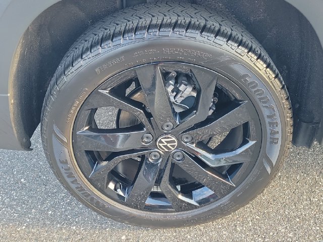 Certified 2024 Volkswagen Taos SE FWD image 5