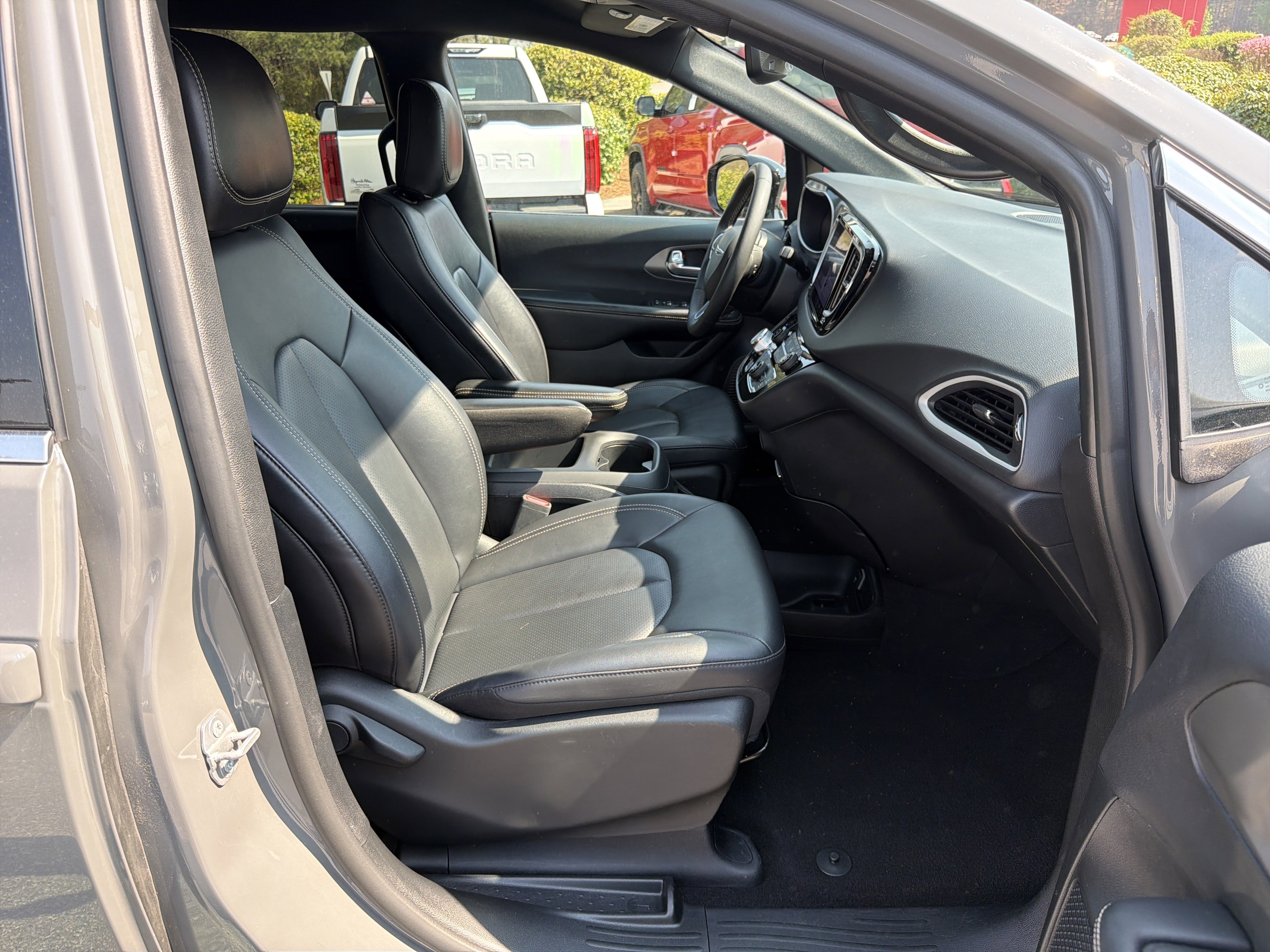 Used 2025 Chrysler Pacifica Select image 26