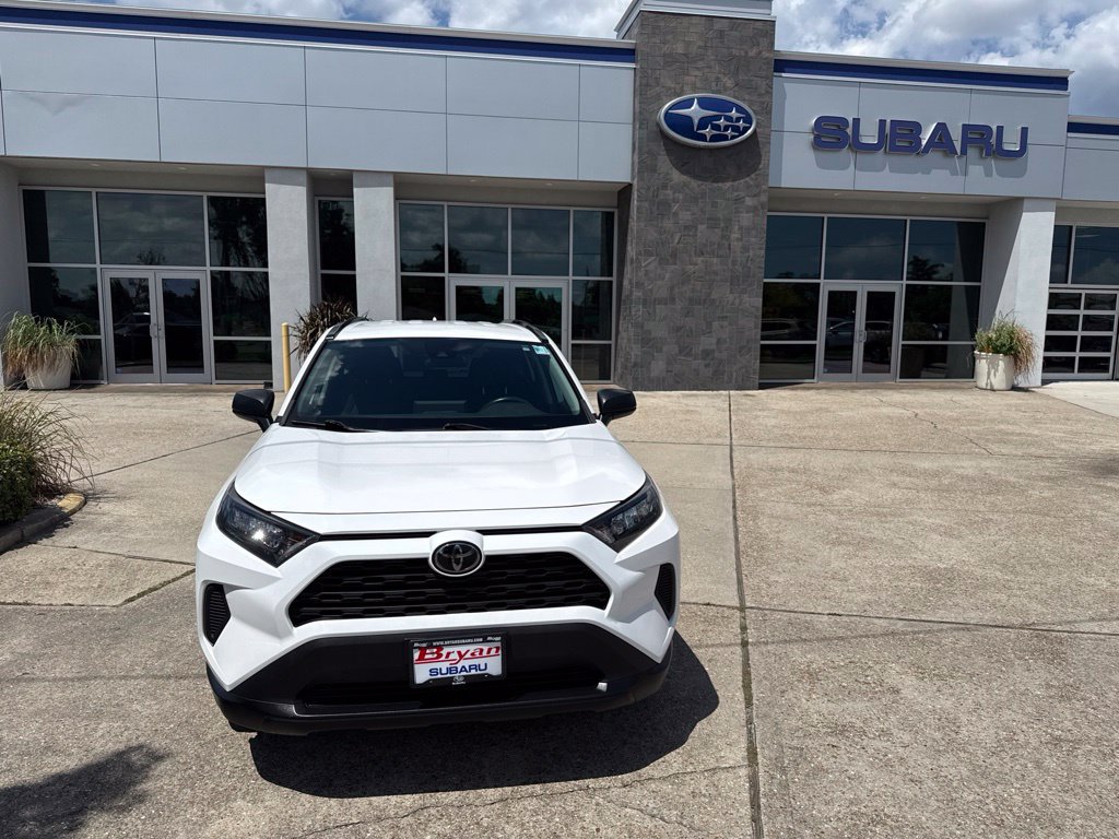 Used 2021 Toyota RAV4 LE AWD/4WD image 2